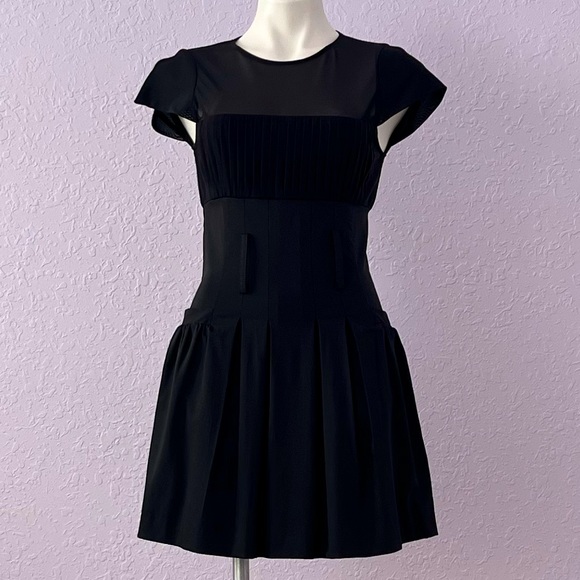 ALICE & OLIVIA ELEGANT BLACK MINI DRESS WITH FITTED SILHOUETTE AND PLEATS - Picture 3 of 11